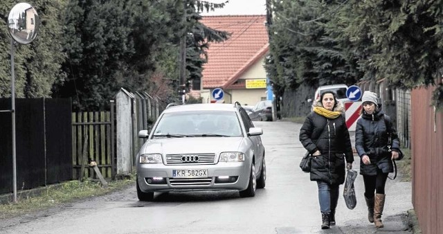 Ruch jednokierunkowy na ul. Tuchowskiej (w obrębie Kanarkowej, Gwarnej i Pochy  łej) ma tylu zwolenników co przeciwników