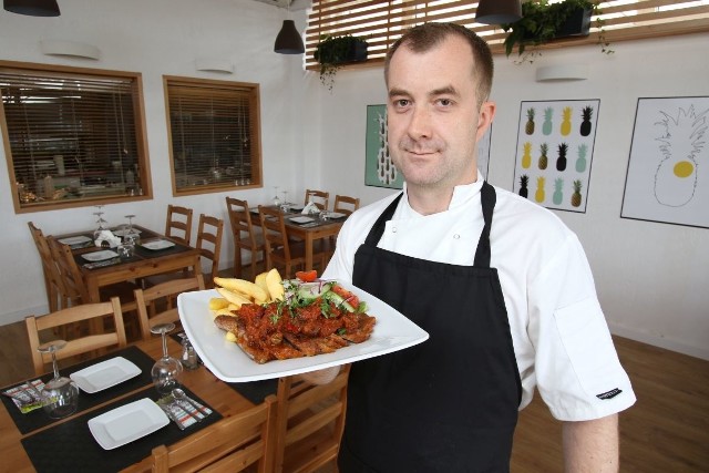 Dominik Kotwica, szef kuchni Wzoru Smaku w Kielcach prezentuje specjalność restauracji - rostbeft w pomidorach.