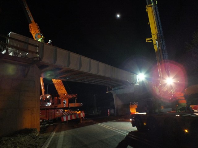 70-tonowa konstrukcja wiaduktu jest już zamontowana nad jezdnią.