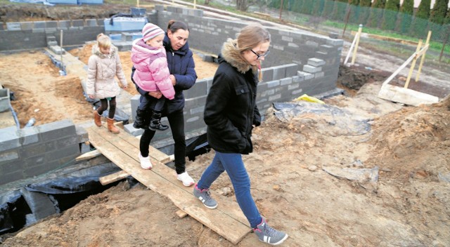 Dom Zadykowiczów z Bokin koło Łap spłonął. Dzięki wsparciu ludzi dobrej woli trwa jego odbudowa. Rodzina z nadzieją patrzy na fundamenty i warstwy cegieł wznoszące się nad nimi. Ale już wiadomo, że zebranych pieniędzy nie wystarczy.