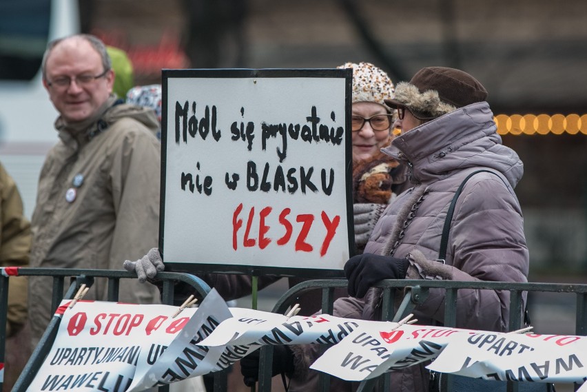 Protest przeciwko upolitycznieniu Wawelu