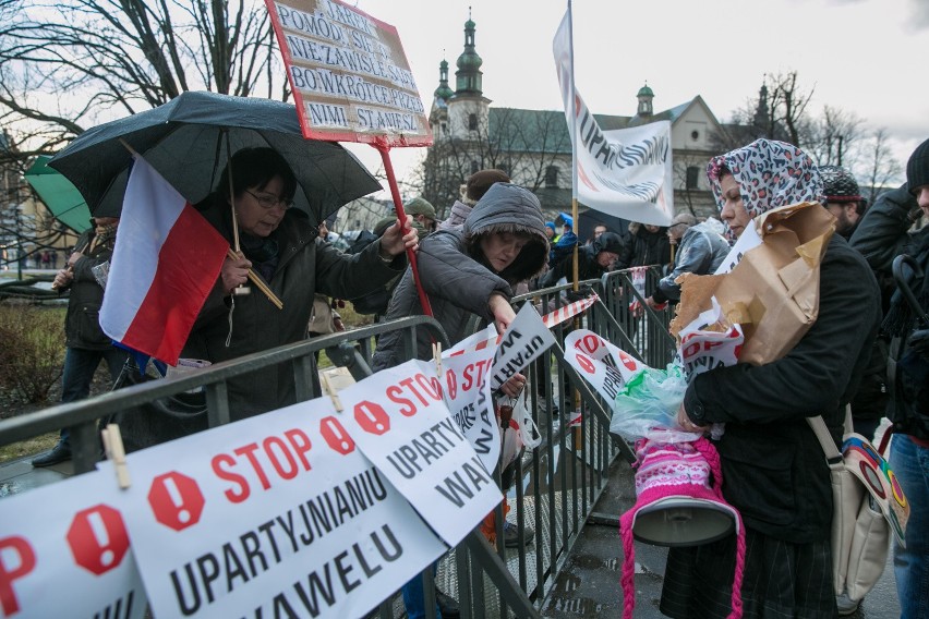 Protest przeciwko upolitycznieniu Wawelu