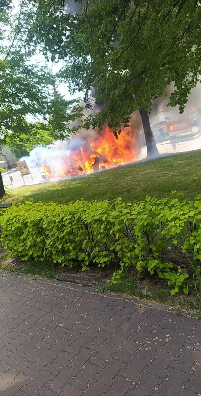 Na ul. Zawierciańskiej w Kluczach w ogniu stanął osobowy bus...