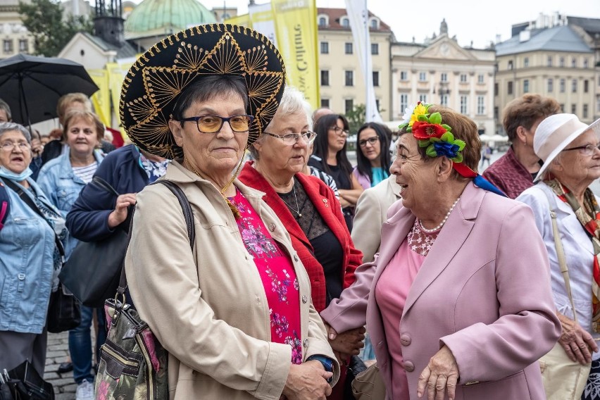 Seniorzy w Krakowie. Bezpłatne podwiezienie taksówką do lekarza i pomoc w myciu okien