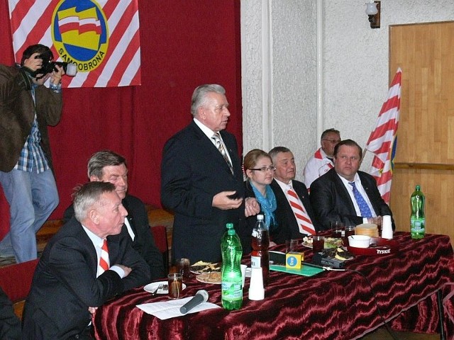 Andrzej Lepper w Skarżysku stwierdził, że Polska wraca do czasów stalinowskich, bo ludzie siedzą w aresztach po trzy lata, a nie ma wobec nich aktów oskarżenia. 