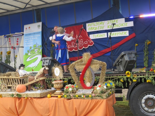 Sołtysi Turzna i Turzynka w gminie Raciążek zorganizowali festyn w ramach wspólnie realizowanego projektu "Ratujemy stare obrzędy kujawskie". To inicjatywa oddolna finansowana w konkursie zorganizowanym przez Gminny Ośrodek Kultury. Od kilku godzin  bawi się około 200 osób. - Mieszkamy tu kilkadziesiąt lub kilkanaście lat i nigdy takiej imprezy nie było, bo żadna z naszych wsi nie ma świetlicy - mówili nam mieszkańcy. Na hasła sołtysów mieszkaniec  Turzynka udostępnił na zabawę kawałek swojego pola, kobiety popiekły ciasta, postarano się o kiełbaski z grilla i atrakcje dla dzieci, udekorowano teren, by było przyjemniej.