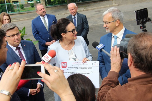 Na uroczystości zakończenia roku szkolnego w miejscowej podstawówce pojawił się również minister rozwoju i infrastruktury Jerzy Kwieciński oraz posłanka PiS Izabela Kloc