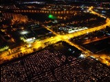 Radomskie cmentarze. Piękne, wieczorne zdjęcia z drona robią wrażenie. Firlej i Limanowskiego toną w blasku świec