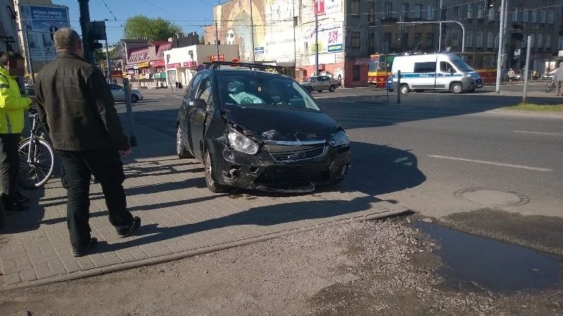 Wypadek Zachodnia Limanowskiego. Samochody w torowisku
