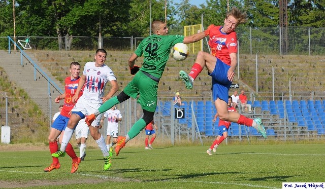Sebastian Milanowski zdobywa drugiego gola dla Gwardii Koszalin w meczu z Iskierką Szczecin.