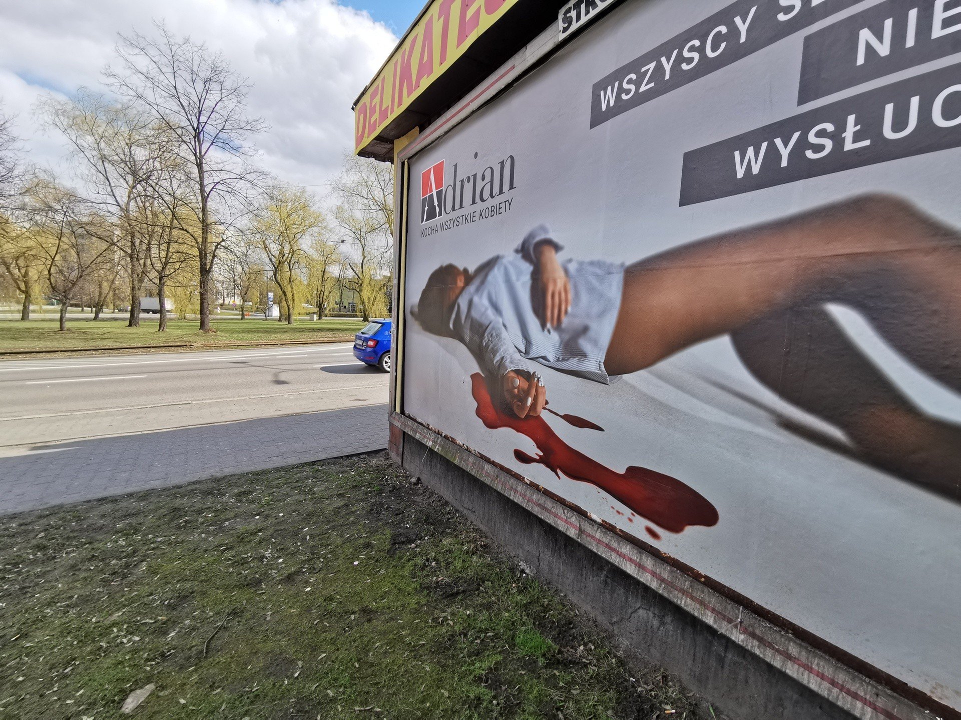 Kobieta w kałuży krwi na billboardach w Katowicach. Kto