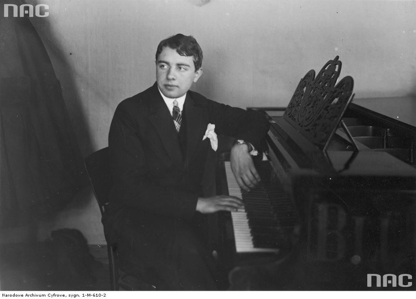 Lew Oborin przy fortepianie - zdobywca I miejsca w konkursie