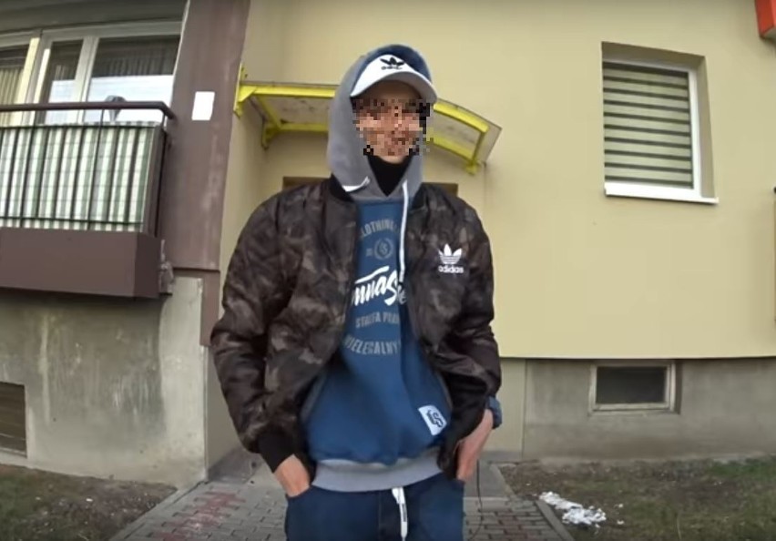 Raper Filip J. Kadr z klipu do jednego z jego utworów