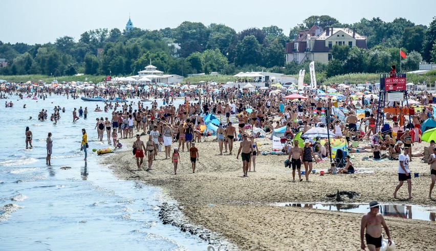 Wakacje - tłumy turystów na plaży w Sopocie