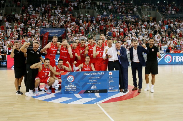 Reprezentacja Polski koszykarzy z trenerem i prezesem PZKosz świętuje awans do ostatecznego turnieju kwalifikacyjnego do IO w Paryżu
