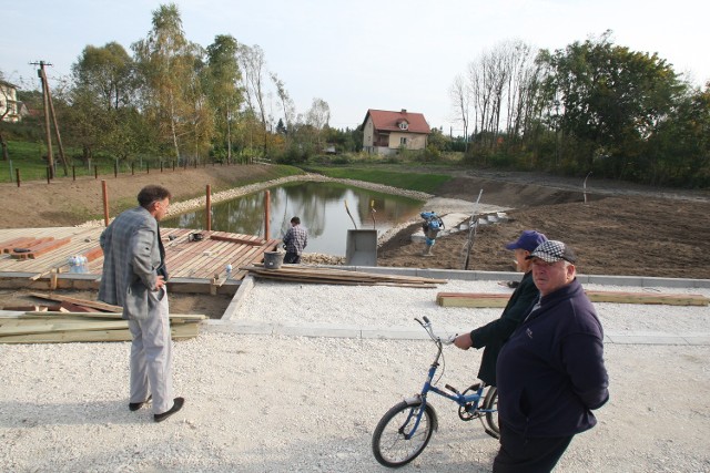 Chociaż jeszcze całkiem niedawno było tu błotniste, zarośnięte chaszczami  bajorko,  służące przed laty jako zbiornik przeciwpożarowy, a często także wykorzystywane do pojenia bydła, to lada dzień będą tu mogli wypoczywać mieszkańcy. Prace przy budowie dobiegają końca.