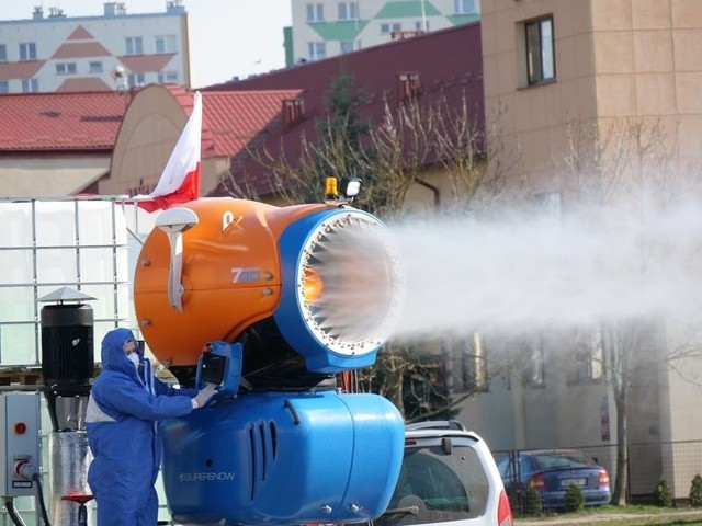 „Uwaga! Prosimy o opuszczenie drogi i chodnika. Płyn jest bezpieczny dla ludzi, zwierząt, roślin i środowiska. Działamy w trosce o bezpieczeństwo mieszkańców...”.Taki  komunikat wieczorami słychać w jednym z polskich miast.WIDEO I WIĘCEJ INFORMACJI - KLIKNIJ DALEJ