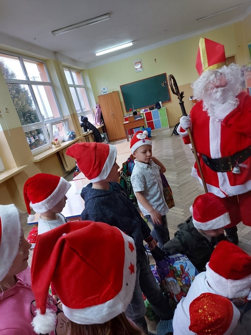 Mikołajki w Mydłowie w gminie Iwaniska. Dzieci bardzo czekały na Świętego Mikołaja (ZDJĘCIA)