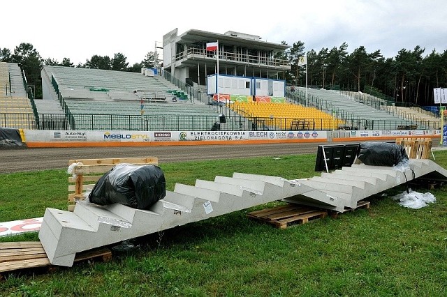 W środę fragment schodów znajdował się jeszcze na murawie stadionu żużlowego. W czwartek były już zamontowane.