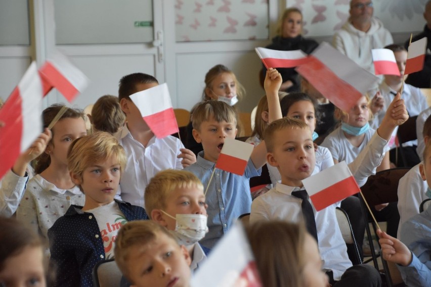 Hymn państwowy śpiewali uczniowie m.in. w Szkole Podstawowej...