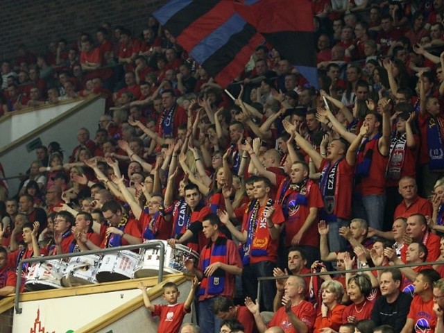 W trzecim meczu play off, koszykarze Energi Czarnych Slupsk przegrali z Turowem Zgorzelec 65:80.