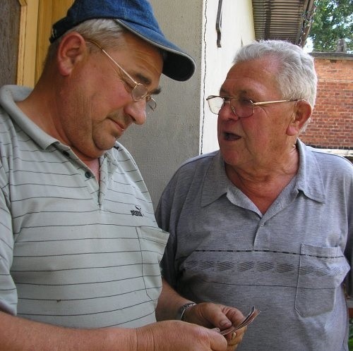 Spotkanie na progu wspólnego domu: - W tym domu się urodziłem - oznajmia z dumą Friedrich Mannigel. - Ja też - odpowiada mu Stanisław Panas (z lewej), 60-latek, którego rodzice wprowadzili się tutaj po wojnie.