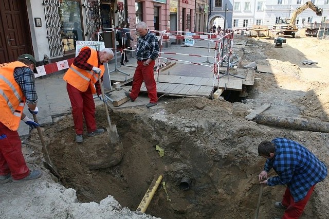 Na południowej pierzei Rynku natrafiono na trzy piwnice, których istnienia projektant nie uwzględnił w dokumentacji.