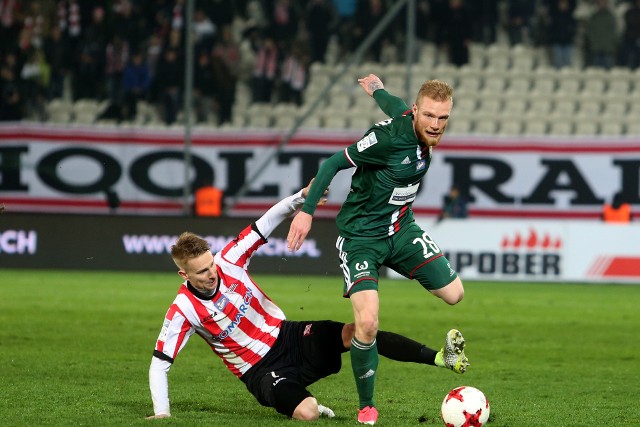 Mateusz Lewandowski (z prawej) piłkarzem Śląska był od stycznia do czerwca 2017 roku. Do WKS-u wypożyczyła go wówczas Pogoń Szczecin