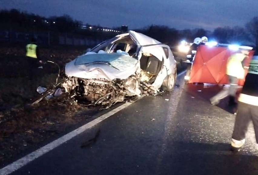 Wypadek w Mirosławicach na DK35. Jedna osoba nie żyje, sześć jest rannych