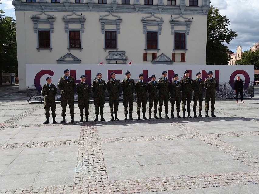 Uczestnicy "Marszu pamięci" złożyli kwiaty pod pomnikami i...