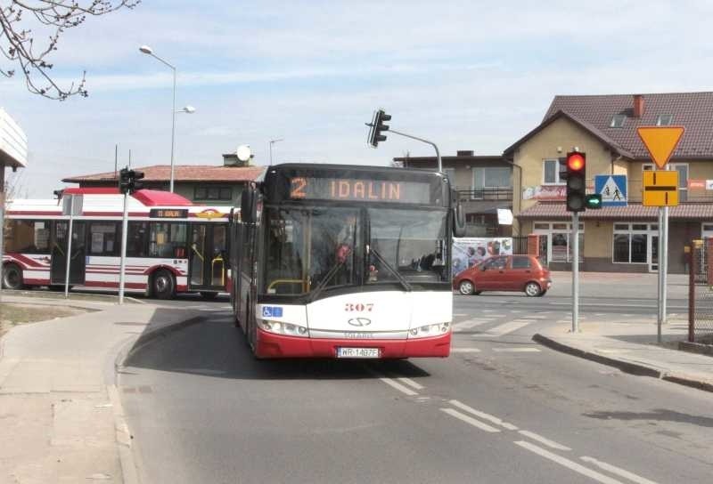 Autobusy, żeby skręcić w ulicę Idalińską, zajmują dwa pasy...