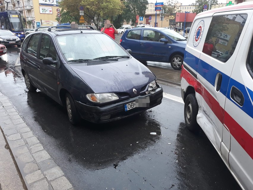 Wypadek karetki i dwóch samochodów na Traugutta (ZDJĘCIA)