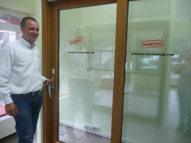 Marcin Meresiński, właściciel autoryzowany salon sprzedaży okien firmy Jezierski prezentuje nowoczesne drzwi suwane HS.