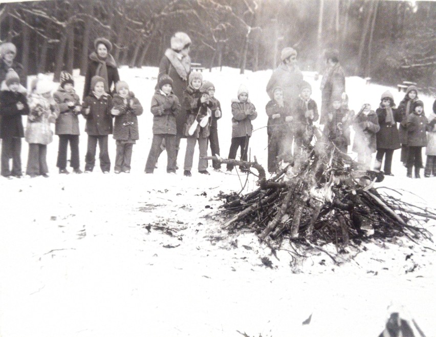 Ognisko podczas zimowej wyprawy przedszkolnej