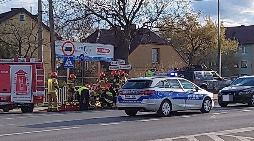 Ostrołęka. Wypadek na moście im. kardynała Wyszyńskiego. 27.04.2022. Zdjęcia