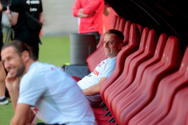 Podopieczni Fernando Santosa zawiedli już w kolejnym, trzecim meczu eliminacyjnym. Najpierw Czechy (1:3), potem Mołdawia (2:3), a ostatnio Albania (0:2). Trzy porażki na pięć w grupie E nie stawiają w dobrym świetle Biało-Czerwonych. Przedstawiamy listę piłkarzy, którzy swoją postawą powinni oddać miejsce w reprezentacji młodszym, którzy są bardziej głodni gry.Aby zobaczyć wszystkich graczy, wejdź w galerię, a następnie klikaj strzałkę w prawo!