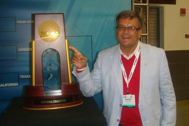 Andrzej Grzyb obok Pucharu NCAA w Louisville.