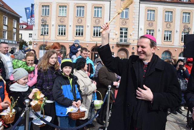 Abp Tadeusz Wojda poświęcił pokarmy na Rynku Kościuszki