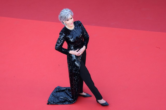 Jane Fonda na czerwonym dywanie podczas ceremonii zakończenia festiwalu w Cannes