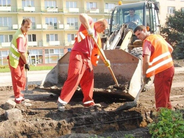 Mimo sporu o projekt, właśnie według niego przebudowywane są ulice: Waryńskiego i Mikołaja z Ryńska. Wczoraj prace wykonywali m.in. (od lewej) Zbysław Skrzypczak, Sebastian Borowski i Adrian Lubień z bydgoskiej firmy Affabre