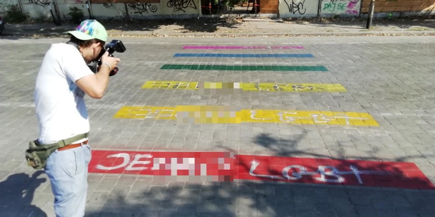 Tęczowe pasy zniszczone. A miała być strefa wolna od nienawiści (ZDJĘCIA)