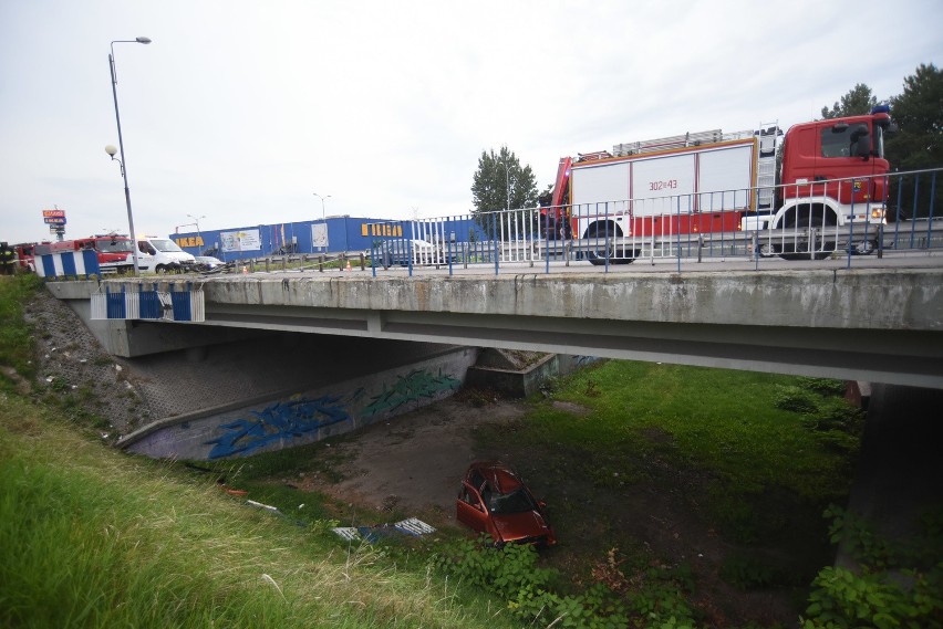 Samochód spadł z wiaduktu w ciągu DK86 w Katowicach