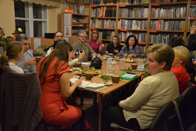 Agnieszka Jabłońska mieszka w Obrowie, ale od ubiegłego roku związana jest z Lipnowską Grupą Literacką. Początkowo pisała „do szuflady”, ale w końcu odważyła się pokazać swoje wiersze innym i to z pozytywnym rezultatem. Otrzymała wyróżnienie w VII edycji ogólnopolskiego konkursu „Rynna Poetycka” oraz nagrodę w XVI edycji konkursu „Rzeczy niepokój” w Czernikowie. Teraz ukazał się jej debiutancki tomik „Na skrzydłach bezczasu”. Właśnie temu wydarzeniu poświęcono piątkowe spotkanie lipnowskich literatów. - Moje wiersze powstają pod wpływem emocji – zdradza Agnieszka Jabłońska. – Może to być zarówno jakieś wydarzenie, jak i coś pięknego, co przykuje moją uwagę. Czasami piszę od razu , ale zdarza się też tak, że zatrzymuję w pamięci obraz, który ujrzałam. Mogę go odtworzyć po dłuższym czasie. Niekończącą inspiracją jest dla mnie piękno otaczającej przyrody. Przez kilka lat pracowałam w ogrodzie zoobotanicznym i stamtąd wyniosłam wiedzę, którą teraz wykorzystuję podczas  pisania wierszy. Wydany tomik jest spełnieniem mojego marzenia. Stało się to możliwe dzięki życzliwości wielu osób.  Obecność w grupie działa na mnie mobilizująco. Czekam niecierpliwie na kolejne spotkanie, aby przeczytać swoje nowe wiersze grupie oraz wysłuchać ich wierszy. Muszę się przyznać, że teraz piszę inaczej, bo ciągle pracuję nad swoim poetyckim przekazem.  Grupa ułatwia pisanie, bo umożliwia wymianę spostrzeżeń. Artysta nie istnieje bez odbiorcy – ktoś musi czytać jego wiersze czy oglądać obrazy. Wszystko zależy od materii, w której tworzy.    