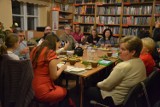 Podczas spotkania Lipnowskiej Grupy Literackiej odbyła się promocja tomiku Agnieszki Jabłońskiej „Na skrzydłach bezczasu” [zdjęcia]
