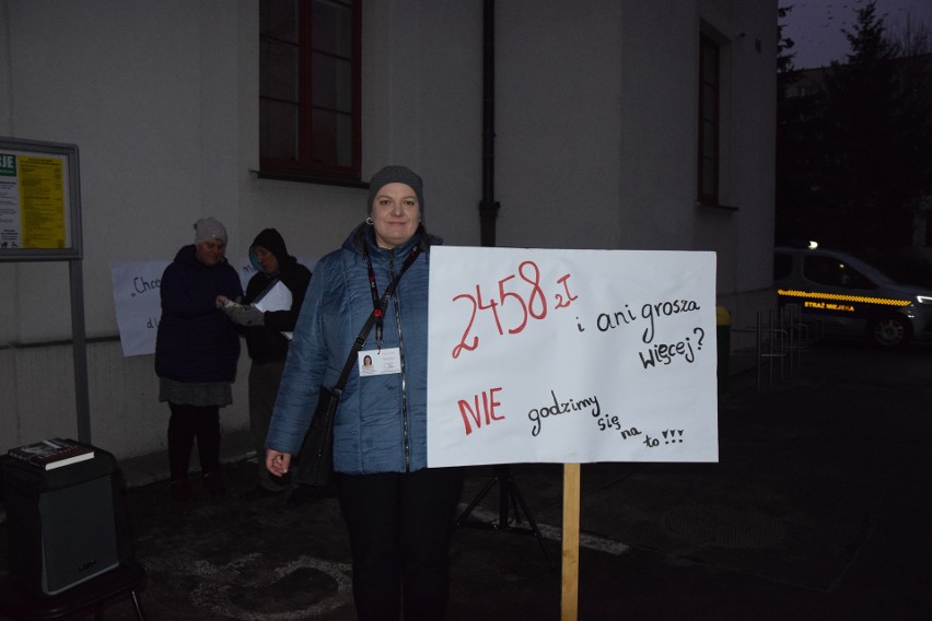 Protest OzN w Ostrowi Mazowieckiej. Rodzice osób z niepełnosprawnościami walczą o to, aby móc pracować 15.02.2023