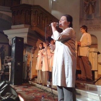 Beacie Bednarz towarzyszył chór Trzecia Godzina Dnia (na zdjęciu).