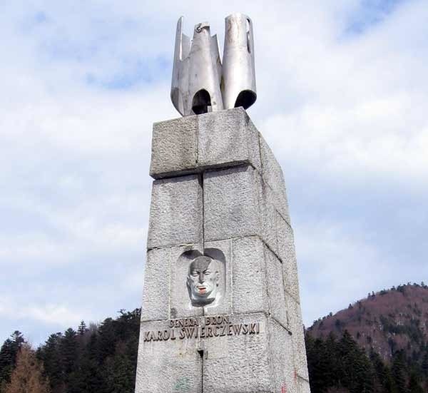 Jabłonki, pomnik gen. Karola Świerczewskiego "Waltera". Zginął od kul UPA kilkadziesiąt metrów dalej.