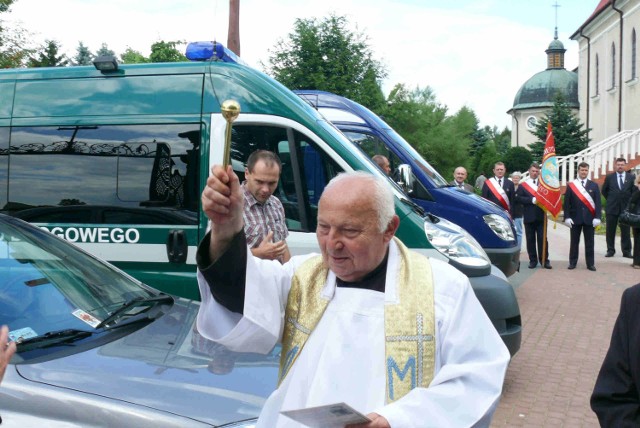Samochody zgromadzone w sanktuarium w Kałkowie święcił tym razem pieszo ksiądz Andrzej Wróblewski