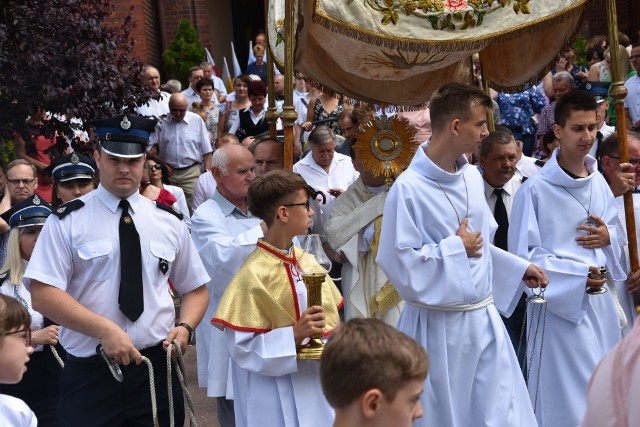 Tradycyjnie w asyście uroczystości procesji Bożego Ciała byli strażacy z OSP, którzy obchodzą 100-lecie założenia.