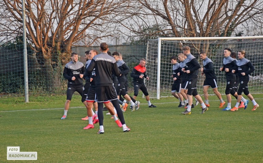 Wynagrodzenia piłkarzy Fortuna 1 Liga mogą być obcięte o 50 procent, również zawodników Radomiaka Radom. Zobaczcie szczegóły 